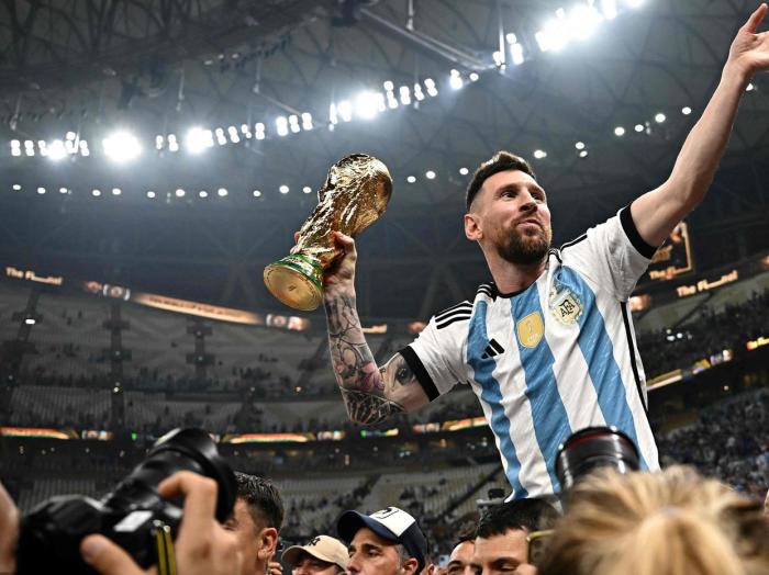 阿根廷全员乘大巴深夜游街狂欢，南美足联奖励一千万(2)