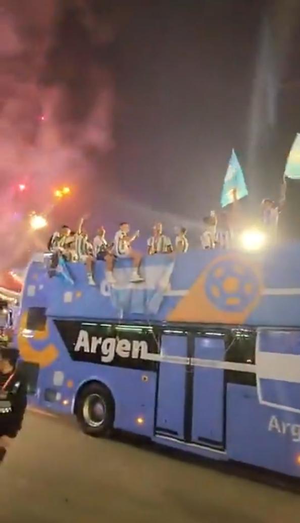 阿根廷全员乘大巴深夜游街狂欢，南美足联奖励一千万(3)