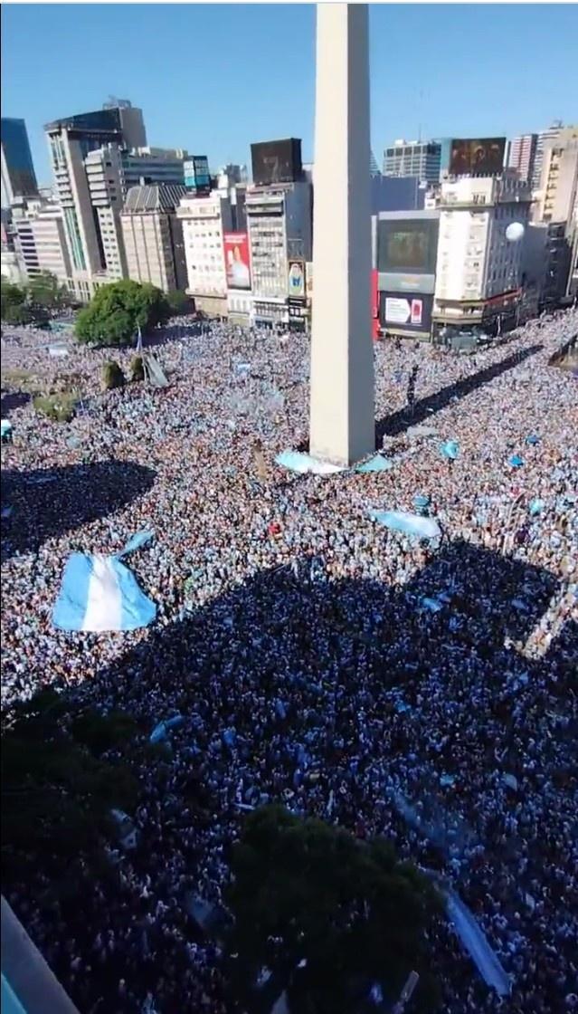 阿根廷全员乘大巴深夜游街狂欢，南美足联奖励一千万(5)