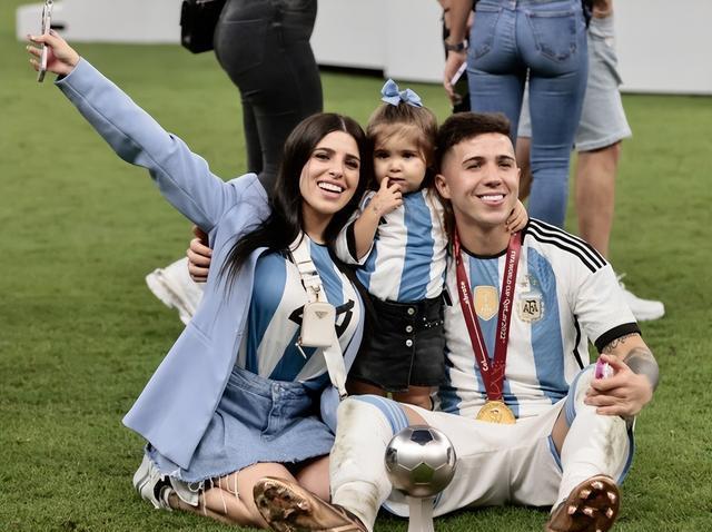 场内场外皆赢家！21岁阿根廷国脚已有2岁女儿，女友身材傲人(3)
