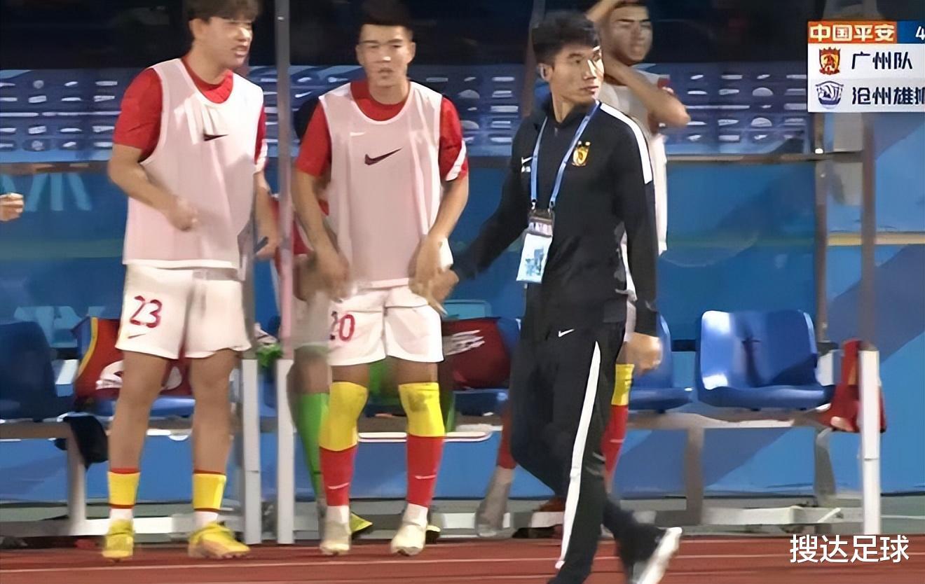 反转！中国足球终于传出好消息，这支中超队死里逃生，李玮锋笑了(3)