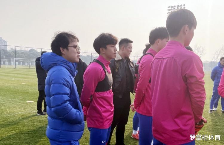 中国足协迎来久违的新归化，已完成入籍手续，正在申花跟队训练！(1)
