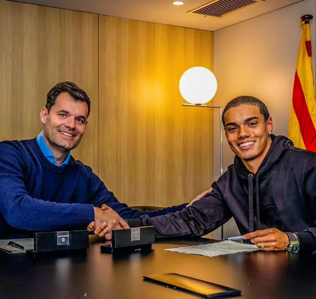 前巴西巨星罗纳尔迪尼奥的儿子，17岁的若奥-门德斯，已经与巴萨签约，加盟巴萨的青(4)