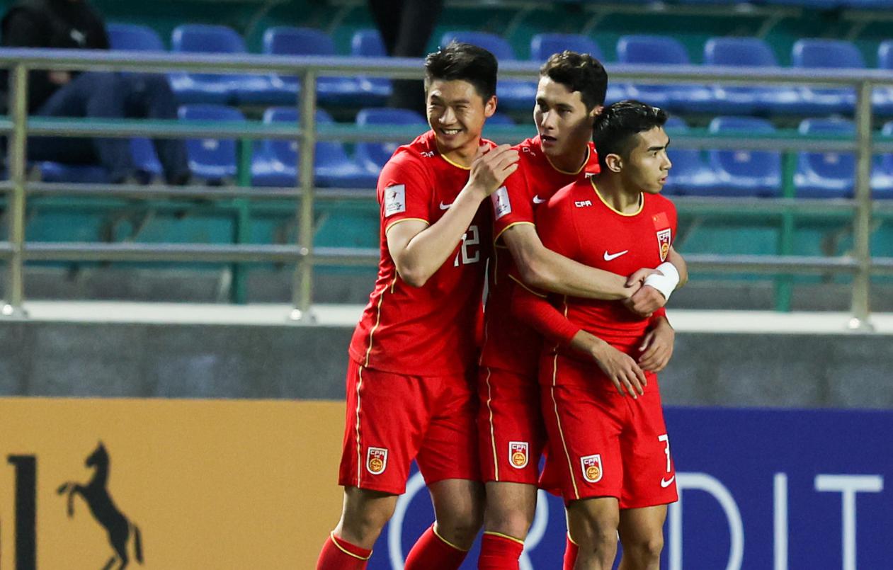 心态崩了！中国男足1-1晋级亚洲杯8强，两球都是别人打进，对手头撞裁判(1)