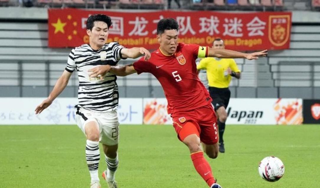 心态崩了！中国男足1-1晋级亚洲杯8强，两球都是别人打进，对手头撞裁判(5)