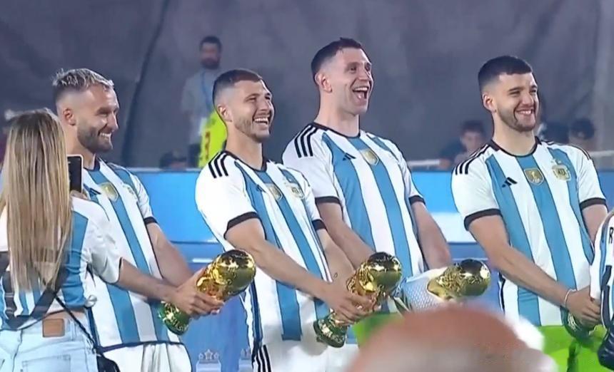 阿根廷球员模仿马丁内斯有争议的庆祝动作
在以 2-0 击败巴拿马队后，阿根廷球员(1)