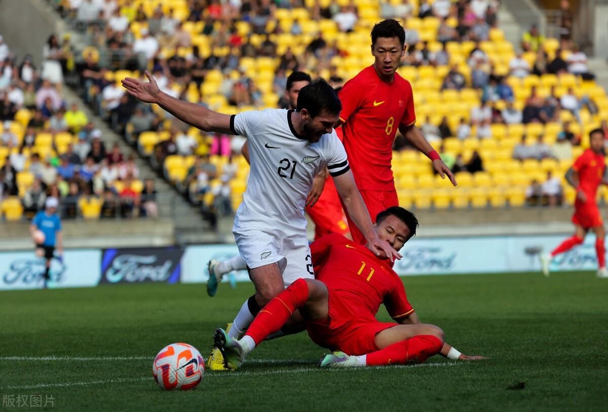 国足1-2负于新西兰国家队之后，亚运男足和国足都结束在新西兰的热身赛。两支球队将(1)