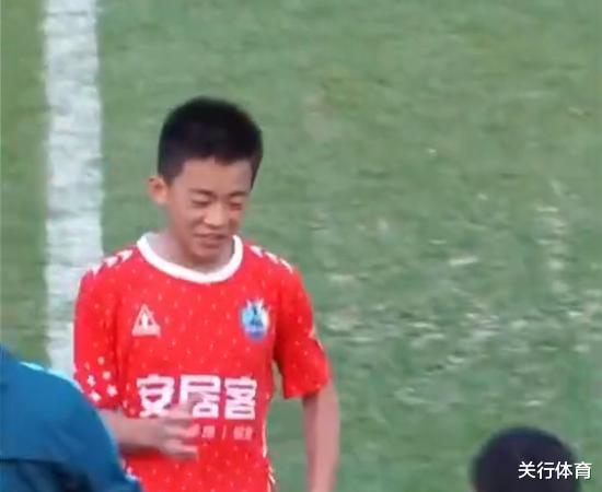 不上西人！14岁的中国男足小将签下了“小巴萨”.高雷雷：尽早在西甲踢球(1)
