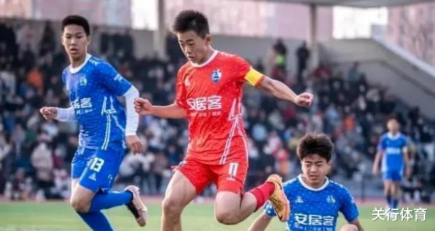 不上西人！14岁的中国男足小将签下了“小巴萨”.高雷雷：尽早在西甲踢球(3)