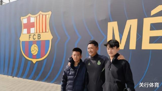 不上西人！14岁的中国男足小将签下了“小巴萨”.高雷雷：尽早在西甲踢球(4)