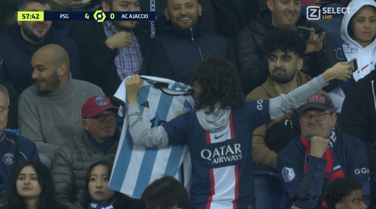 勇敢的阿根廷球迷！巴黎对阿雅克肖的比赛，面对针对梅西的漫天嘘声，有阿根廷球迷亮出(1)