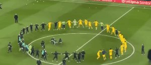 巴萨夺冠庆祝遇险：部分西班牙人球迷试图进场攻击(1)