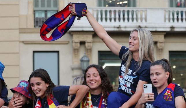 西班牙足球巴塞罗那，男女足一起夺冠游行人数达到7万人(1)