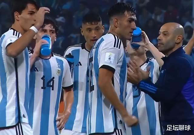 5-0！世青赛超级惨案：阿根廷3连胜头名出线，剑指16年首冠，梅西开心(2)