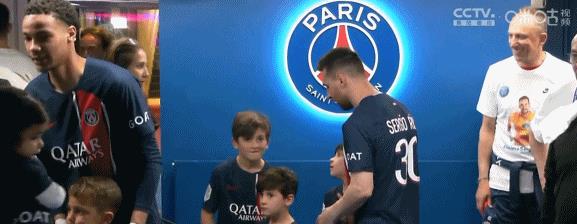 梅西解脱了！巴黎告别战笑容满面，带着儿子出场，仍被球迷狂嘘(3)