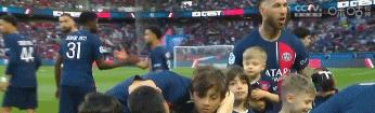 梅西解脱了！巴黎告别战笑容满面，带着儿子出场，仍被球迷狂嘘(4)