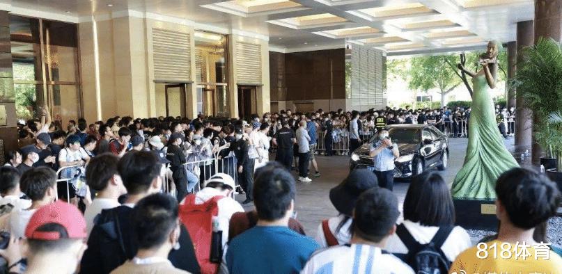 阿根廷记者: 梅西和队友没法逛北京这座古城 围堵酒店的球迷太多了(2)