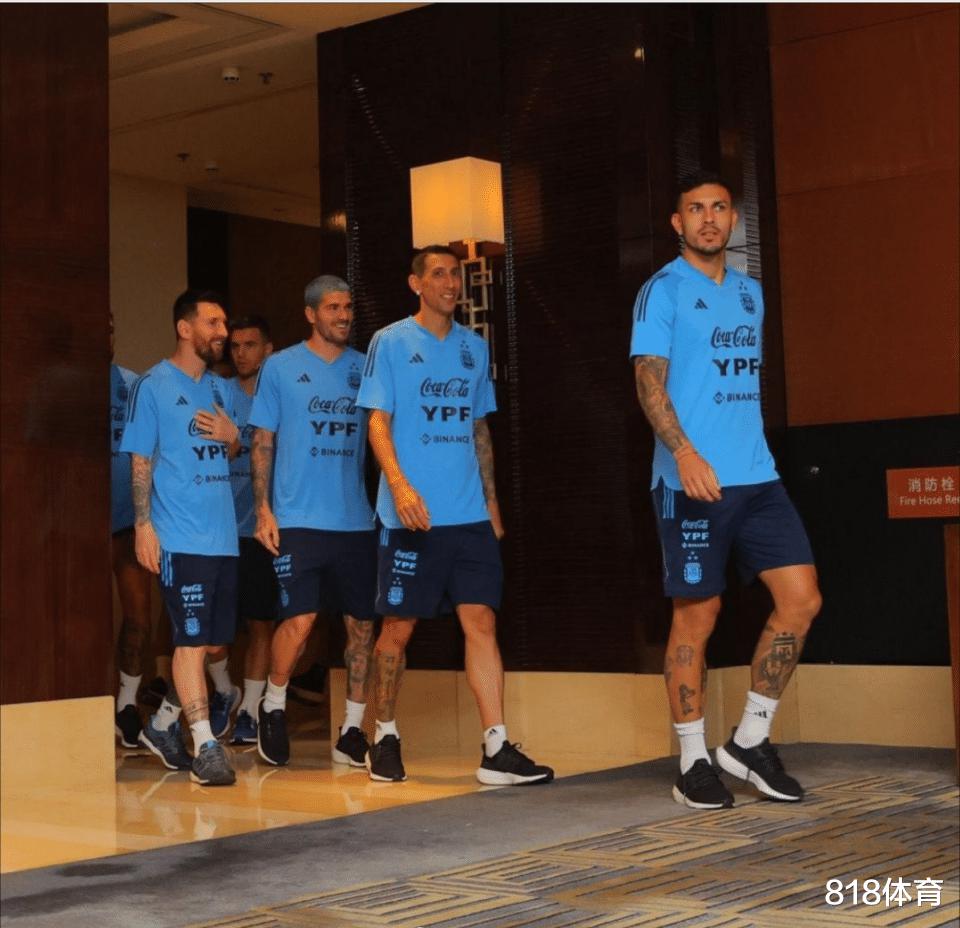 阿根廷记者: 梅西和队友没法逛北京这座古城 围堵酒店的球迷太多了(3)