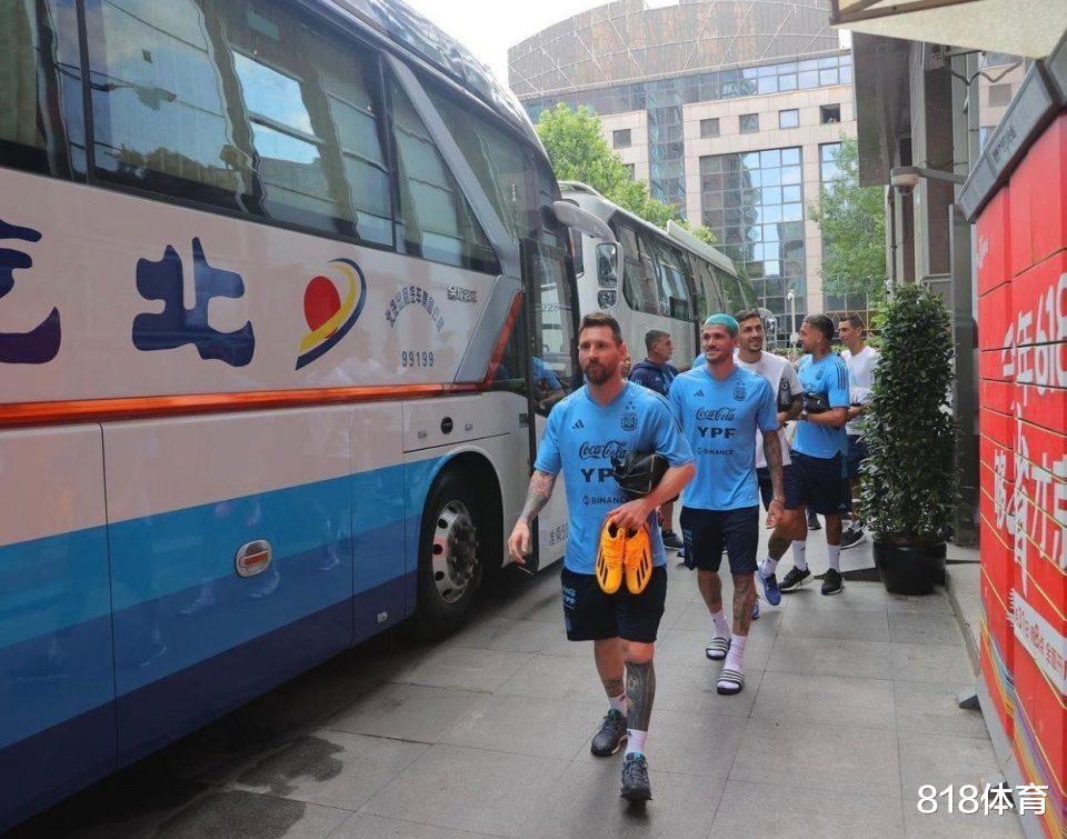 阿根廷记者: 梅西和队友没法逛北京这座古城 围堵酒店的球迷太多了(4)