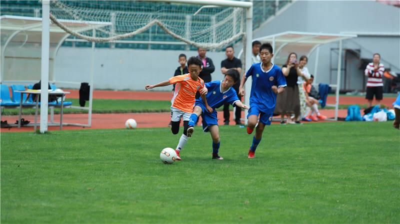 云南省拓东体育中心第六届青少年足球邀请赛本周六揭幕(3)