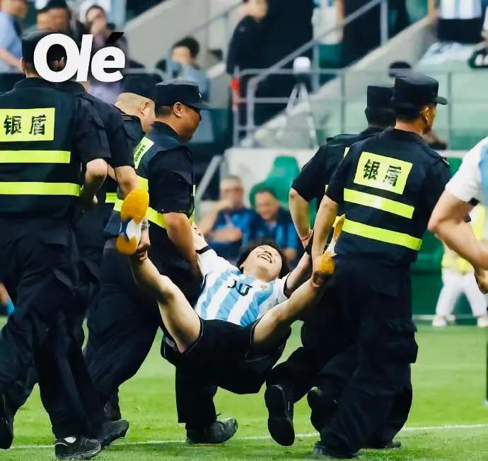 他抱到梅西了，他甚至还和阿根廷门将大马丁击掌了！中国足球水平不行，中国球迷可不甘(1)