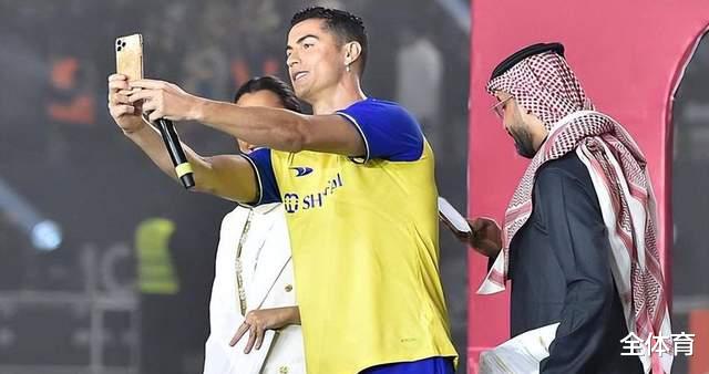 世界足球先生的格局！沙特开的年薪比本泽马还高，莱万没兴趣(1)