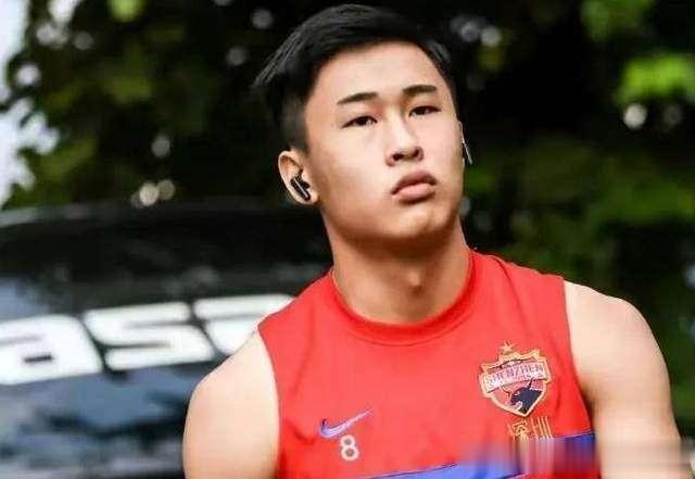 国足亚运队球员戴伟浚已与上海申花签约，他获得了9号球衣
其实早就达成协议了，就是(1)