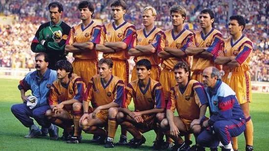 1988年，克鲁伊夫回归巴萨担任主教练。之后球队在他的带领之下拿下首个欧冠奖杯（(1)