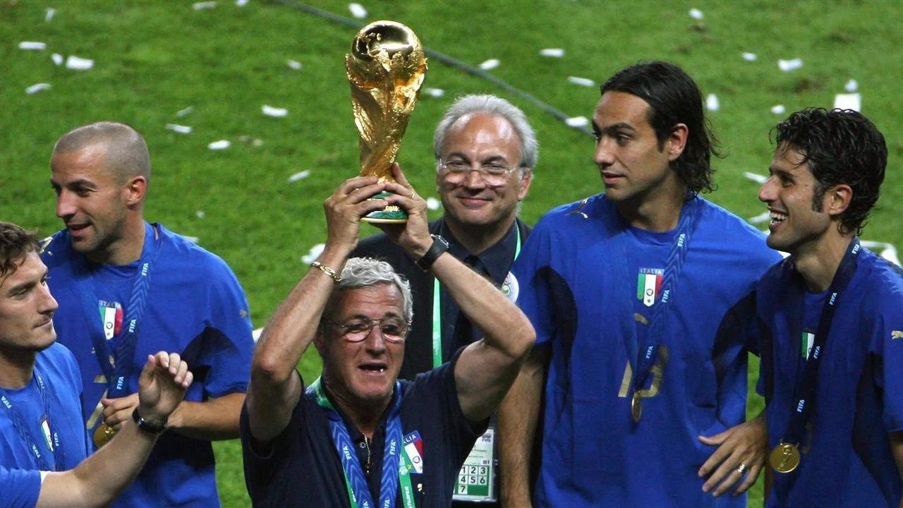 近三十年足球主教练排名：
顶级：
里皮
世界杯冠军1次
欧冠冠军1次
意甲联赛冠(2)