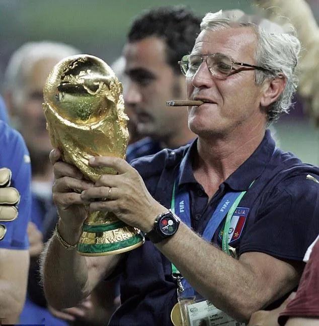 近三十年足球主教练排名：
顶级：
里皮
世界杯冠军1次
欧冠冠军1次
意甲联赛冠(3)