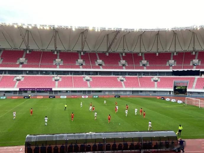 中国女足以胜利迎接世界杯
北京时间7月4日下午，中国女足和俄罗斯女足在青岛国信体(1)