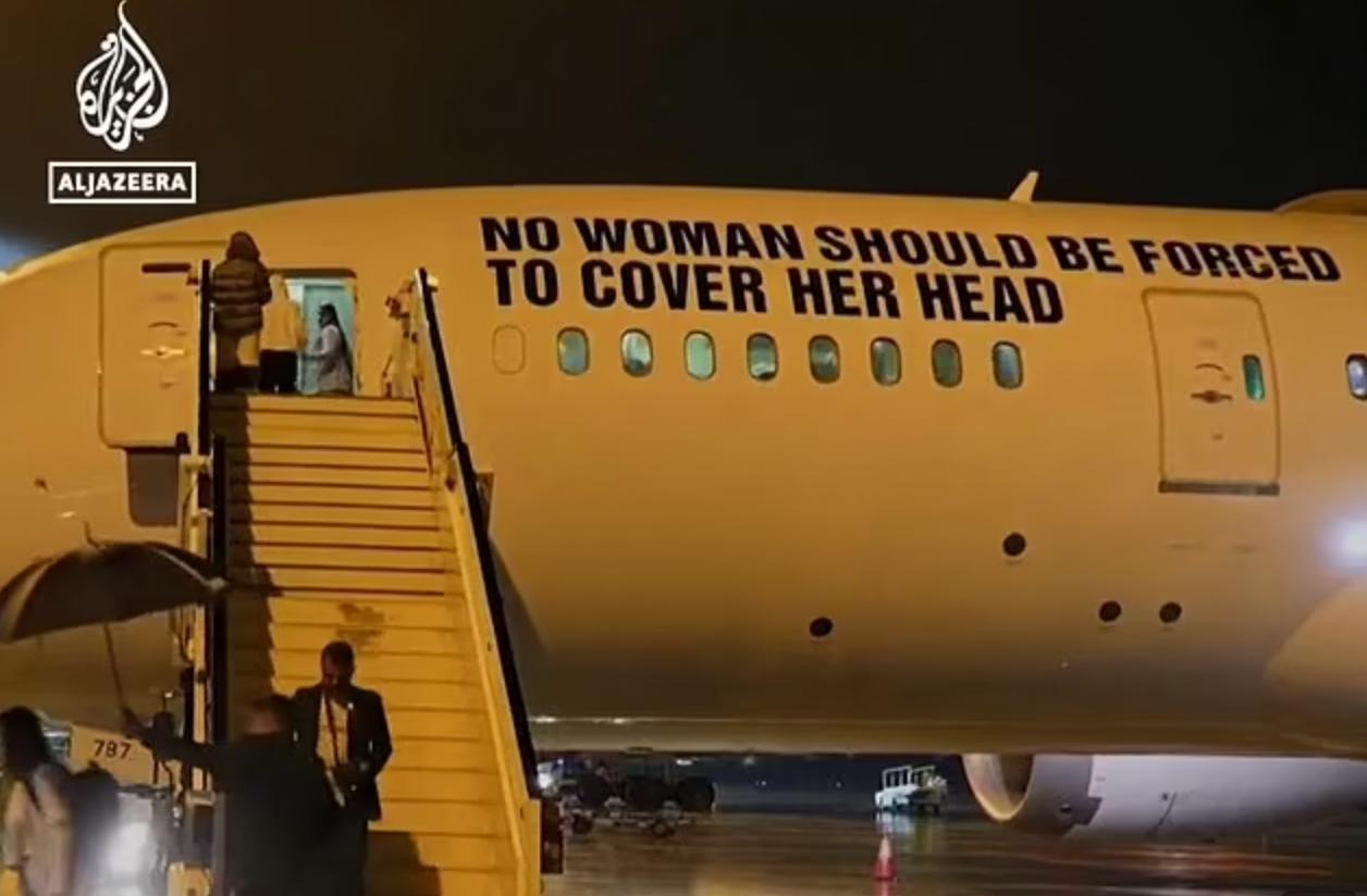 巴西世界杯球星抵达澳大利亚，飞机侧面画着令人难以置信的抗议图案(1)