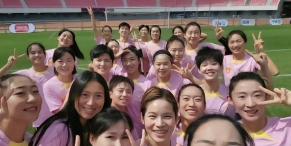 中国女足国家队今天启程前往澳大利亚，参加世界杯。据《北京青年报》记者肖赧报道，由(1)