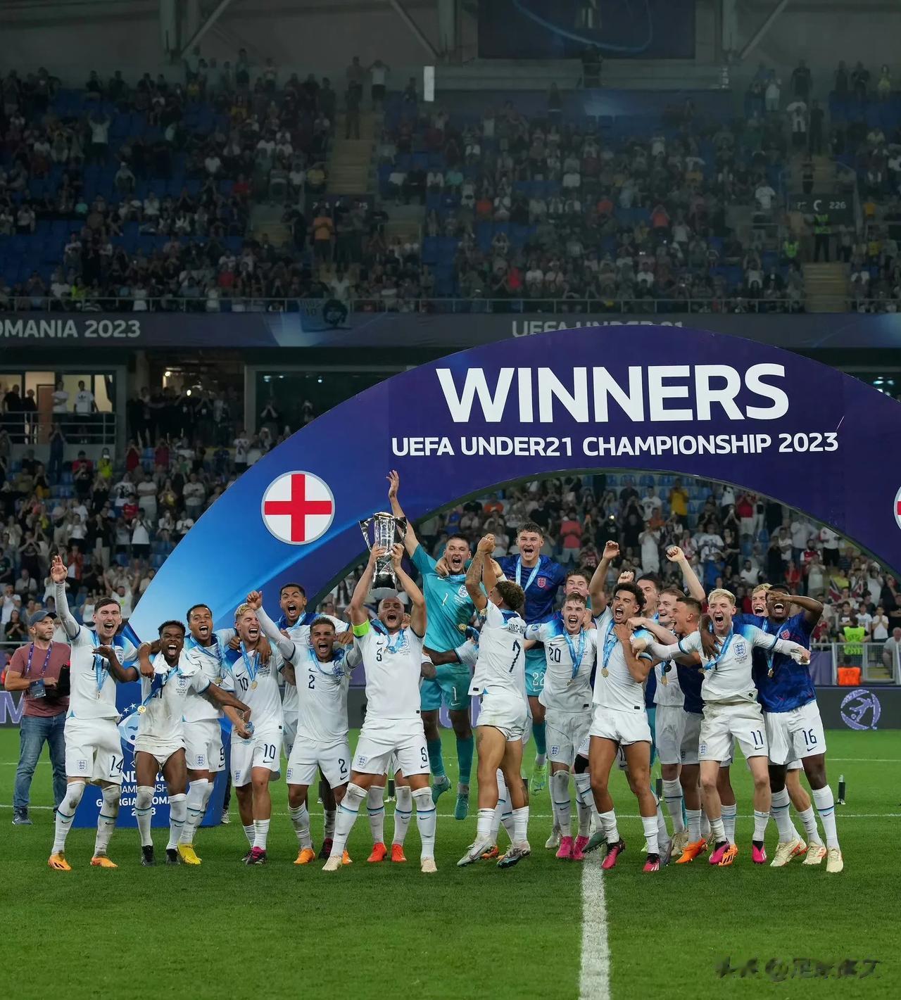 图评丨南门：人要有梦想，万一哪天实现了呢……

2022年，英格兰女足欧洲杯夺冠(2)