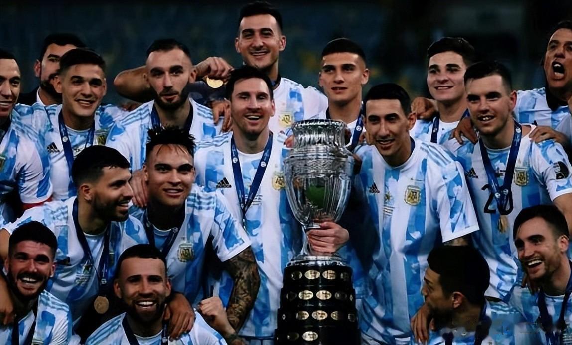 作为南美国家，阿根廷国家队的黑人球员为何这么少？两个AI给出了答案，主要内容基本(1)