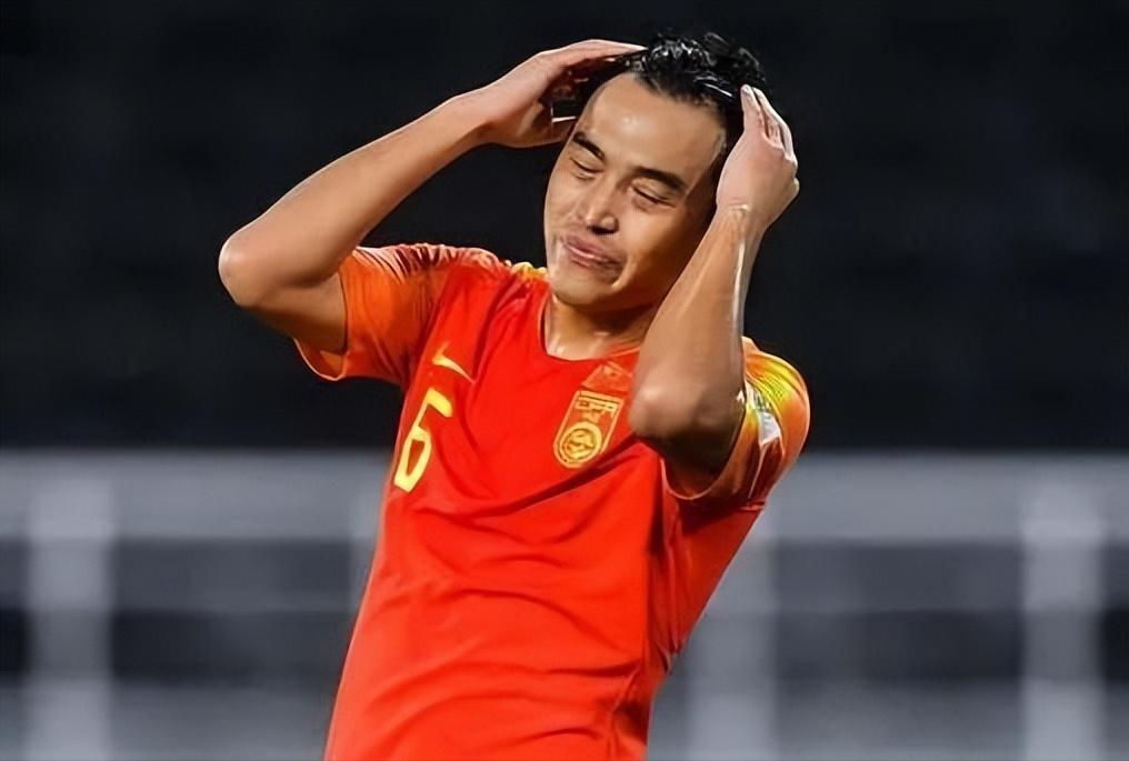 曾经的中国顶级中后卫冯潇霆，亚洲杯巨大失误让他告别国家队(8)
