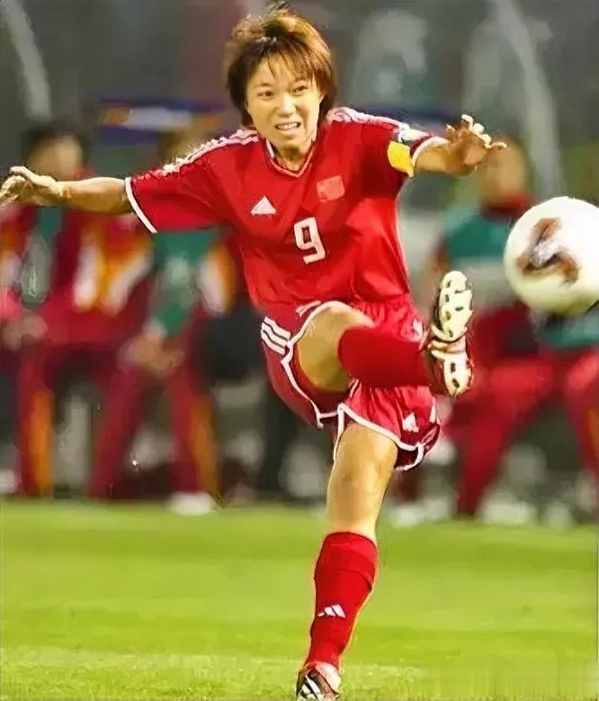 中国女足历史最佳阵容，这套阵容捧起世界杯没商量

守门员:
女版佐夫—高红
卫线(1)