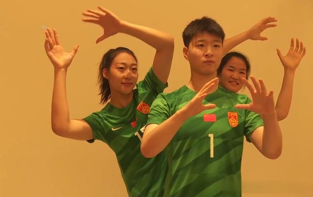中国女足派出最佳首发阵容，你对世界杯首发名单怎么看？(4)