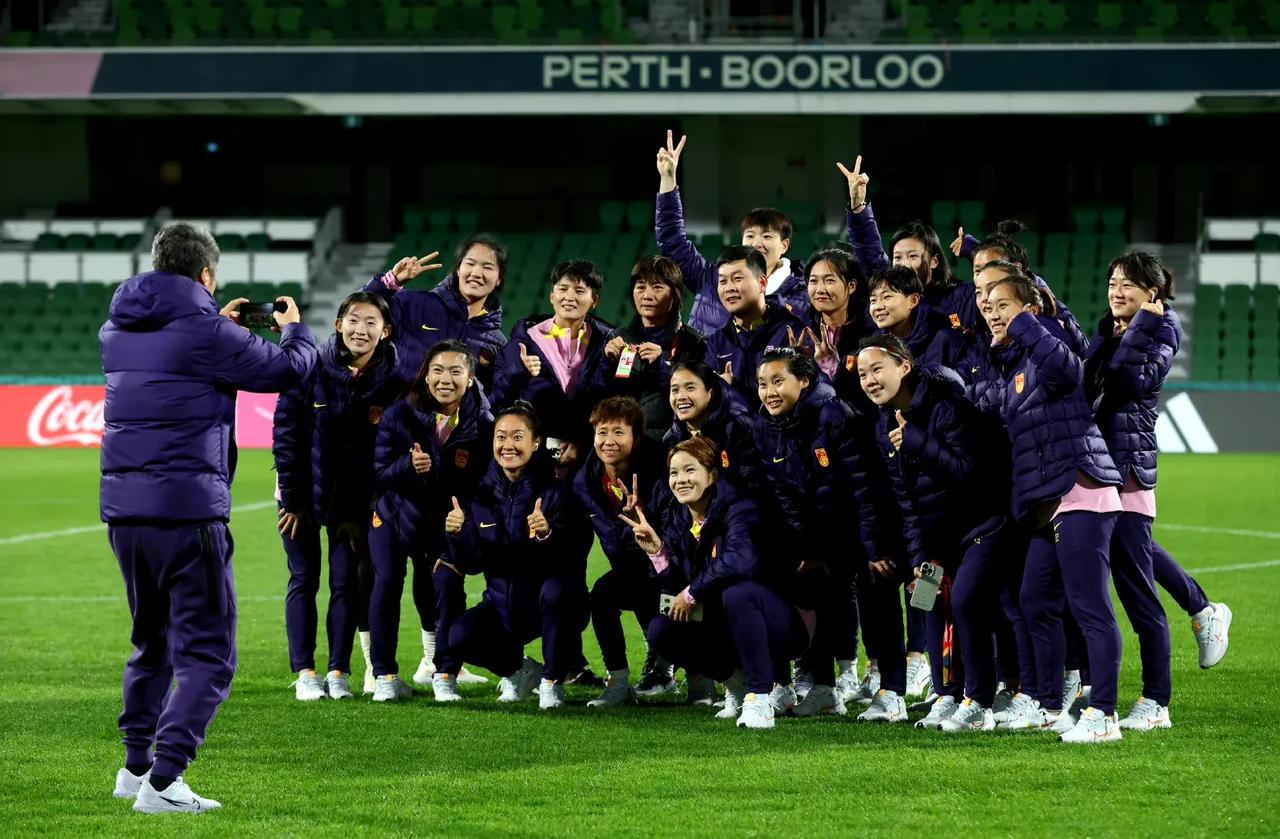 中国女足的姑娘们已经到达今晚的比赛场地——珀斯球场，还开心的进行了拍照留念，看样(1)