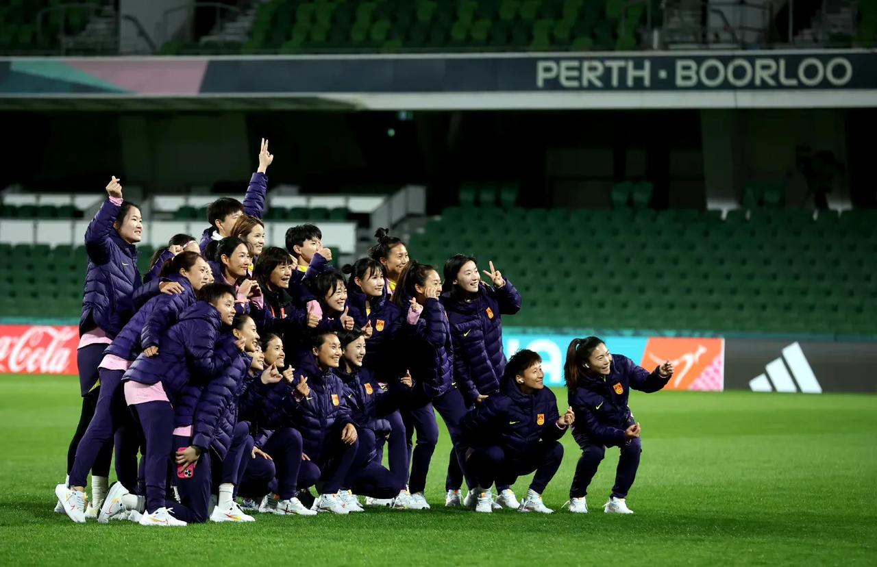 中国女足的姑娘们已经到达今晚的比赛场地——珀斯球场，还开心的进行了拍照留念，看样(2)