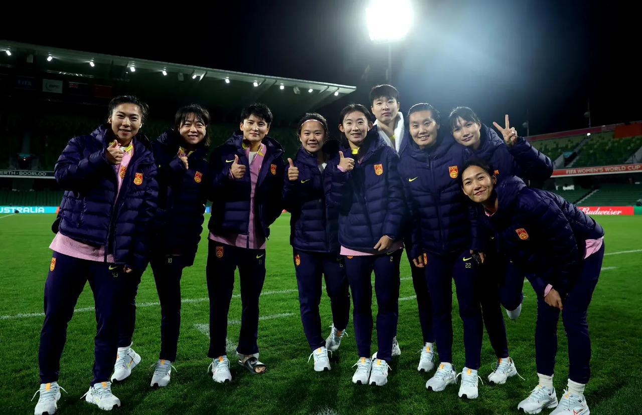 中国女足的姑娘们已经到达今晚的比赛场地——珀斯球场，还开心的进行了拍照留念，看样(3)