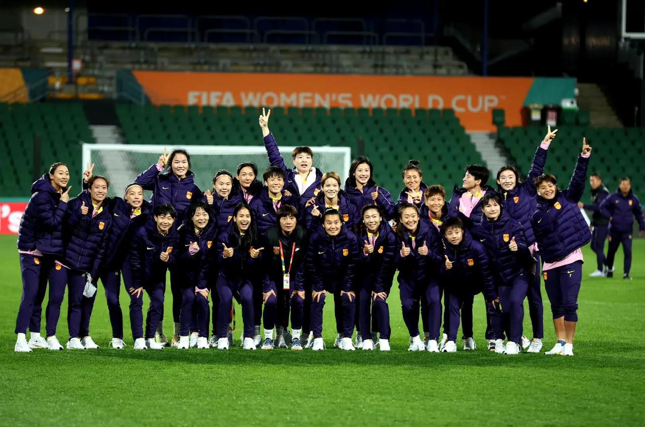 中国女足的姑娘们已经到达今晚的比赛场地——珀斯球场，还开心的进行了拍照留念，看样(5)