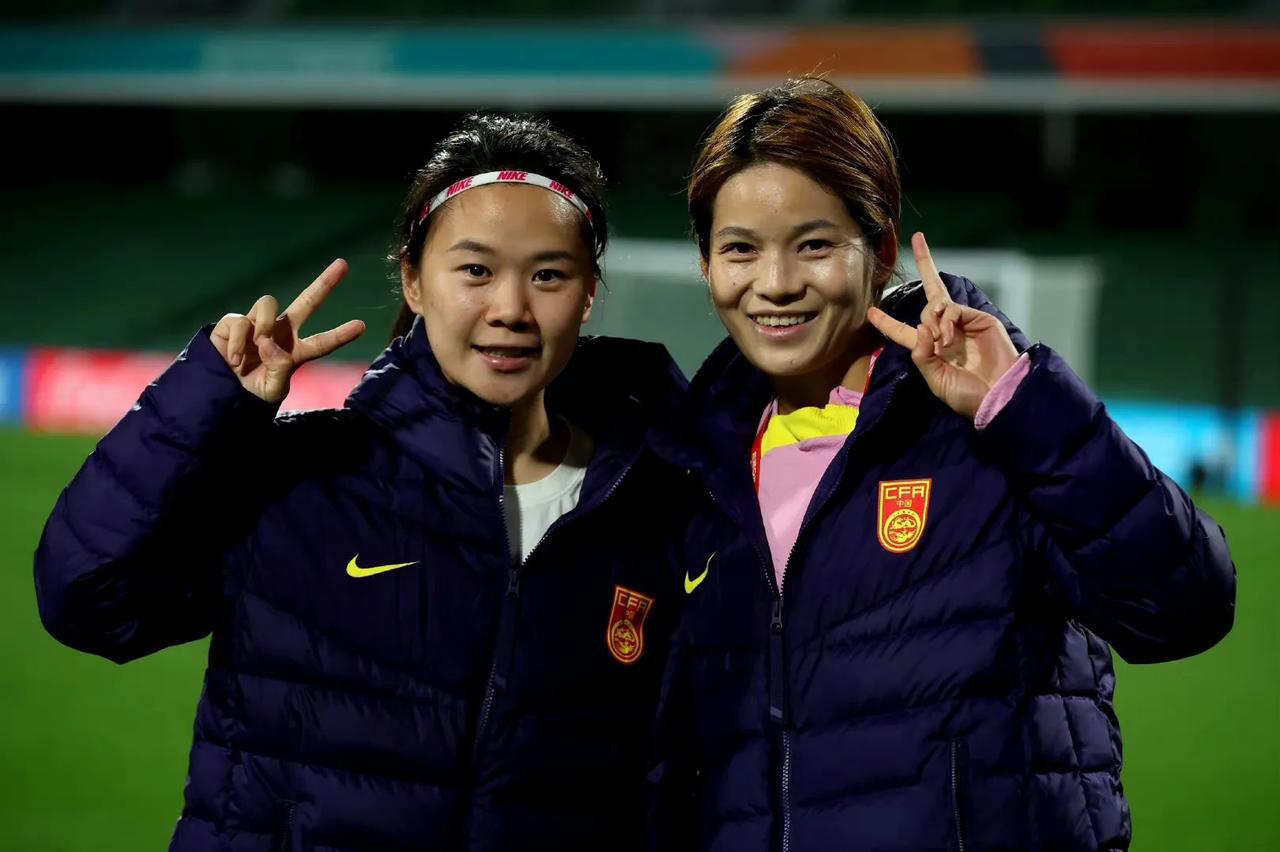 中国女足的姑娘们已经到达今晚的比赛场地——珀斯球场，还开心的进行了拍照留念，看样(8)