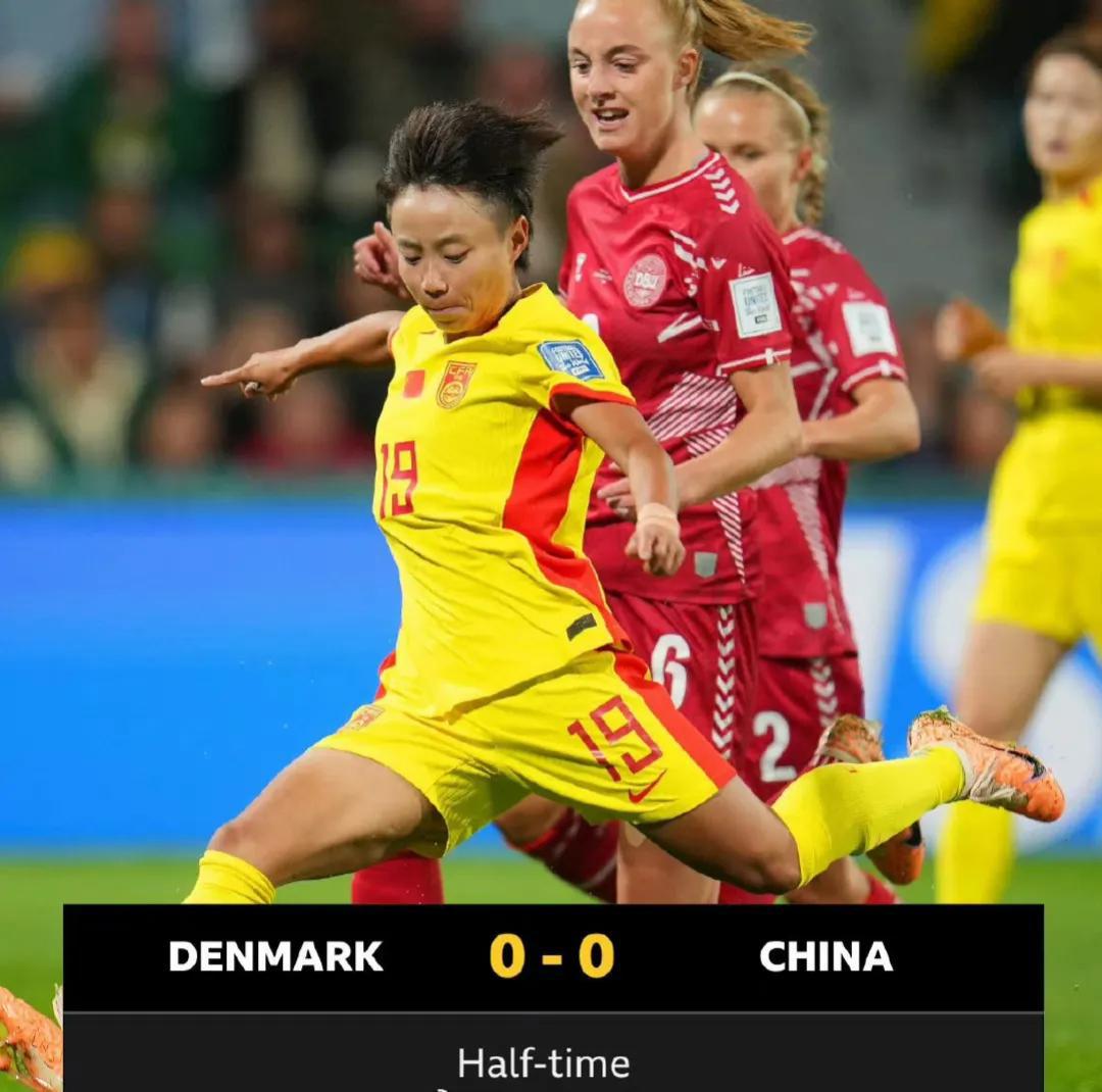 半场结束，0-0！中国女足后防稳守，打两个边路的快速反击，战术思想是对头的。下半(2)