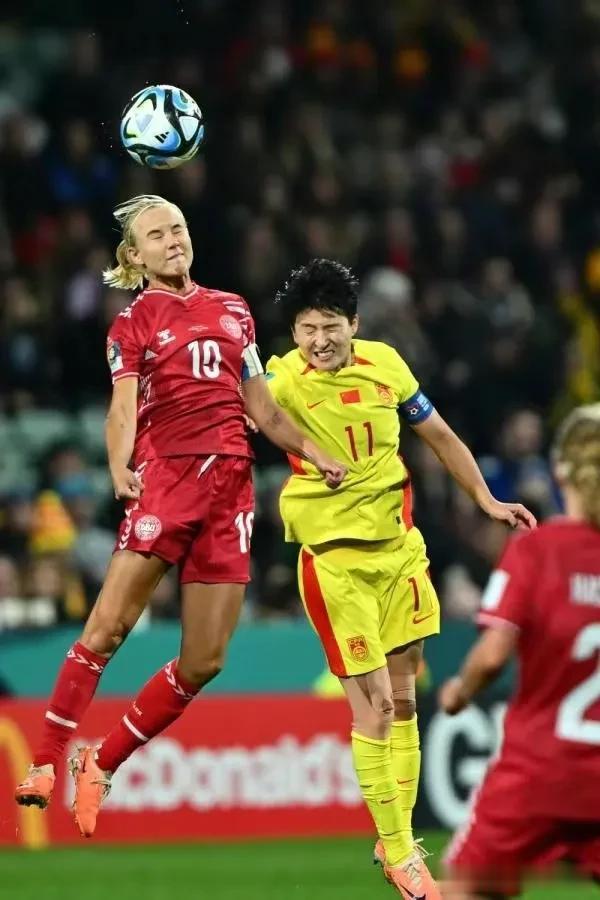 日本足球一直以技术精湛、团队配合和战术灵活性而著称。近年来，日本女足在国际舞台上(2)