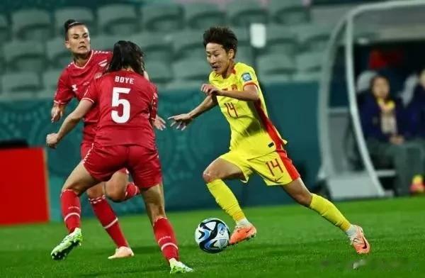 日本足球一直以技术精湛、团队配合和战术灵活性而著称。近年来，日本女足在国际舞台上(3)