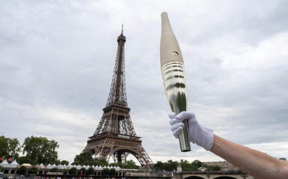 综合体育：巴黎奥运会倒计时一周年，赛事火炬设计出炉

巴黎奥运会火炬由法国著名设(2)