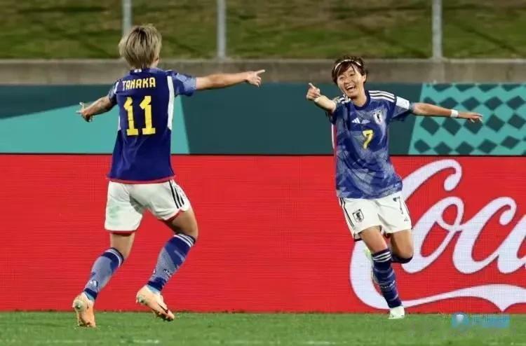 我们与日本女足的差距已经越拉越大
被分在D组的中国女足
首战0:1被丹麦绝杀
如(1)
