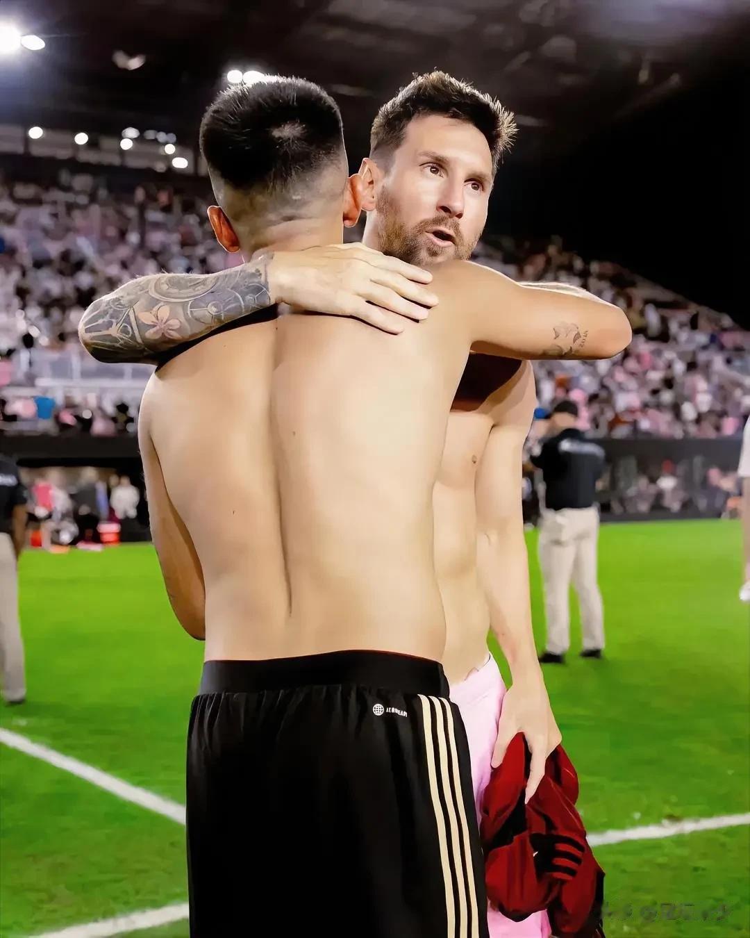 蒂亚戈-阿尔马达晒与梅西交换球衣照，向阿根廷国家队老大哥致敬！

蒂亚戈-阿尔马(3)