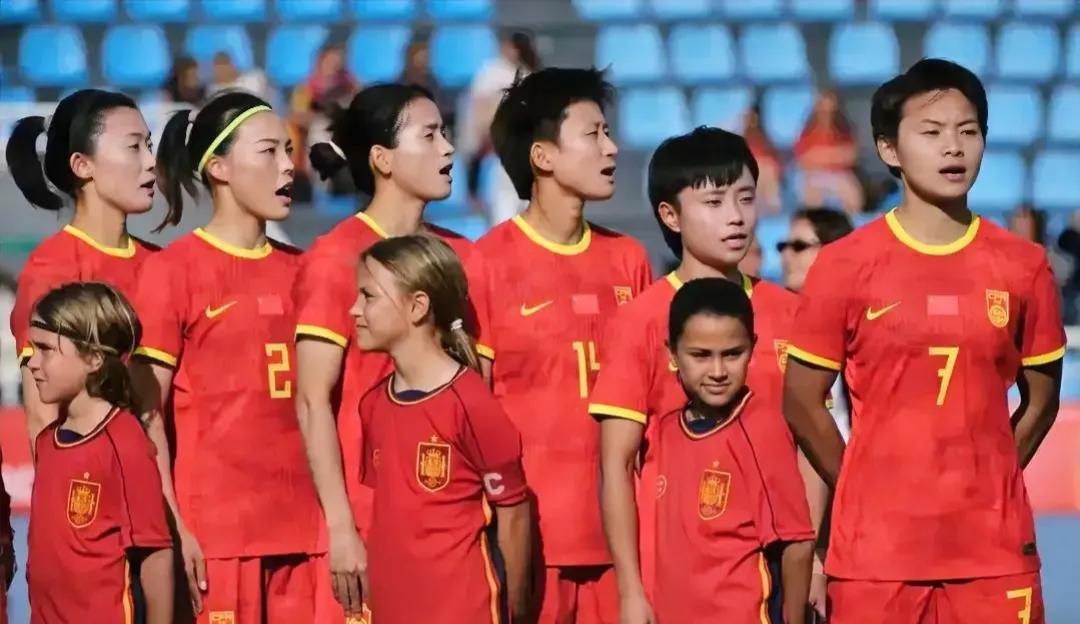 女足生死战，这应该是中国女足对阵英格兰的最强阵容

前锋: 张琳艳、王珊珊、唐佳(1)